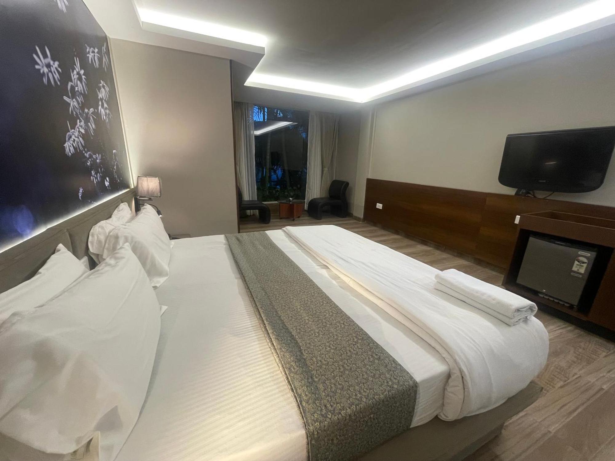 Hotel Lch Fitness Indore Esterno foto